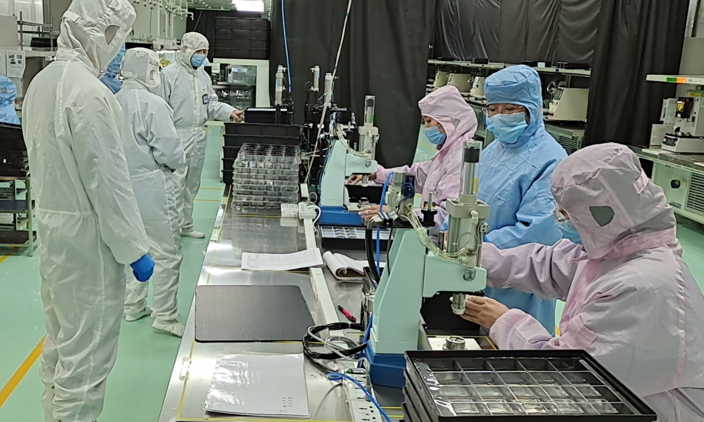 中光學積極與客戶溝通，重新修訂生產作業計劃，打通供應鏈和物流卡點，確保出口海外訂單按期履約。中光學還對生產物資進行盤點，平衡庫存和生產，提前預測困難，并積極解決，做到多措并舉確保全年任務目標的完成。截至目前，銷售海外光學元件250萬件。圖為中光學全力保障海外訂單準時出貨。