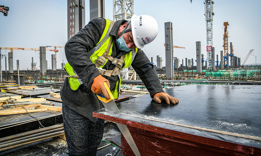 圖為2月25日，工人戴口罩、測溫，在確保沒有發燒咳嗽的跡象后進入現場進行作業，保證施工現場新冠肺炎疫情零發生。（任雙歡 攝）