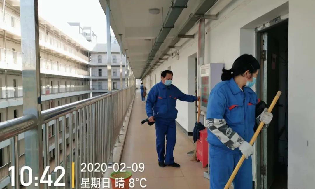 為保障湖北交通職業技術學院、石牌嶺高級職業中學、武漢軟件工程學院、中國光谷科技會展中心等武漢市4所方艙醫院的順利運轉，中國電子所屬中電光谷麗島物業員工沖在一線，堅守崗位，做著方艙醫院背后默默無聞的“后勤保障者”。圖為2月9日，工物業人員正在工作中。