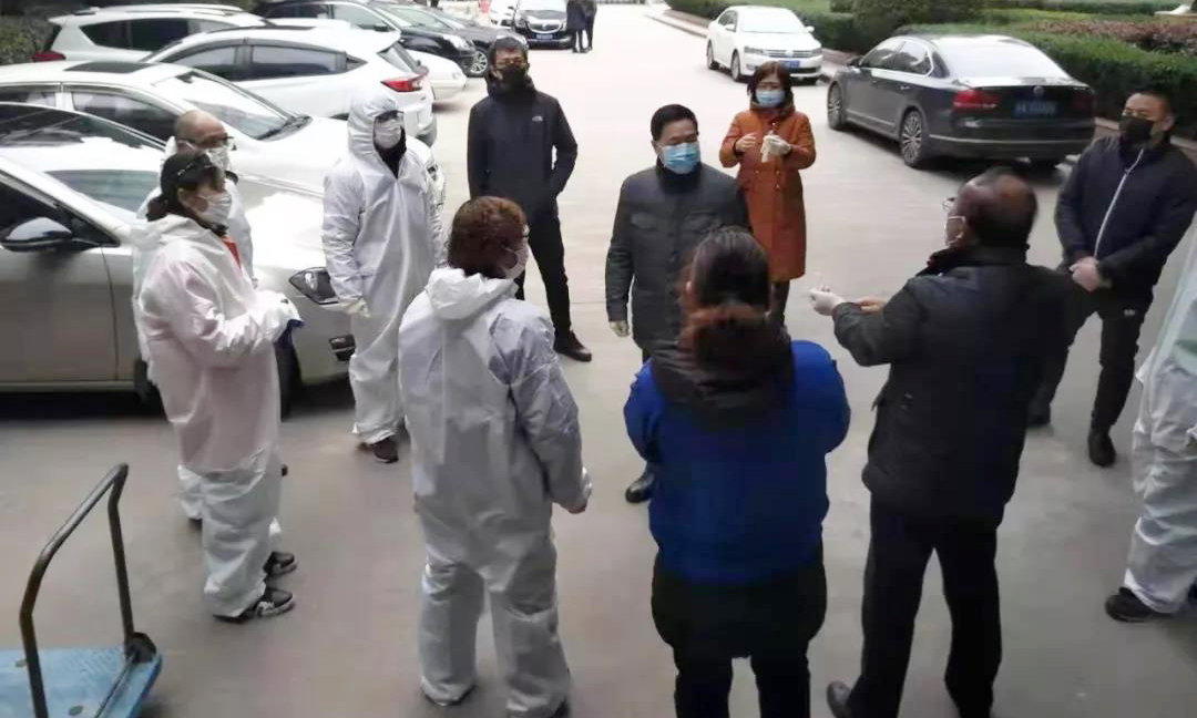 2月7日，湖北交通職業技術學院（馬滄湖校區）接到通知，1號公寓樓需改造為方艙醫院。作為物業方的中電光谷麗島物業快速響應，由項目經理帶領骨干成員加入志愿者隊伍，通宵奮戰3天，協助校方完成現場清理、物資搬運、房間保潔等工作。該方艙已于11日開始收治病人，中電光谷麗島物業6名員工仍堅守現場，提供后勤保障服務。