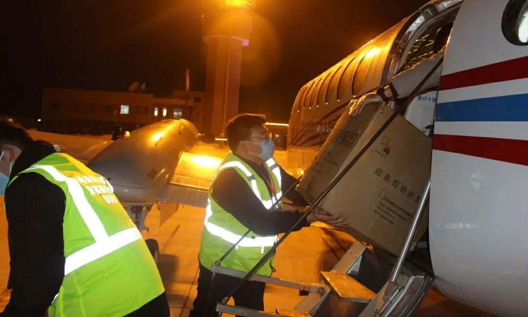 2月9日17時30分，所有物資到達海拉爾機場。18時17分， 內蒙古通航一架“空中國王”350飛機在夜幕中從海拉爾東山機場起飛，搭載著200件防護服、500件隔離服共8箱物資以及兩瓶防疫治療特效藥品向扎蘭屯方向飛去，并于18時59分降落在扎蘭屯機場。據了解，此次緊急轉運醫療物資主要用于扎蘭屯市各醫院一線防疫醫護人員使用，可有效緩解扎蘭屯市醫護人員防護物資的短缺。