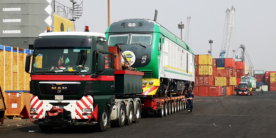 圖為首批兩臺機車完成裝載待出發。