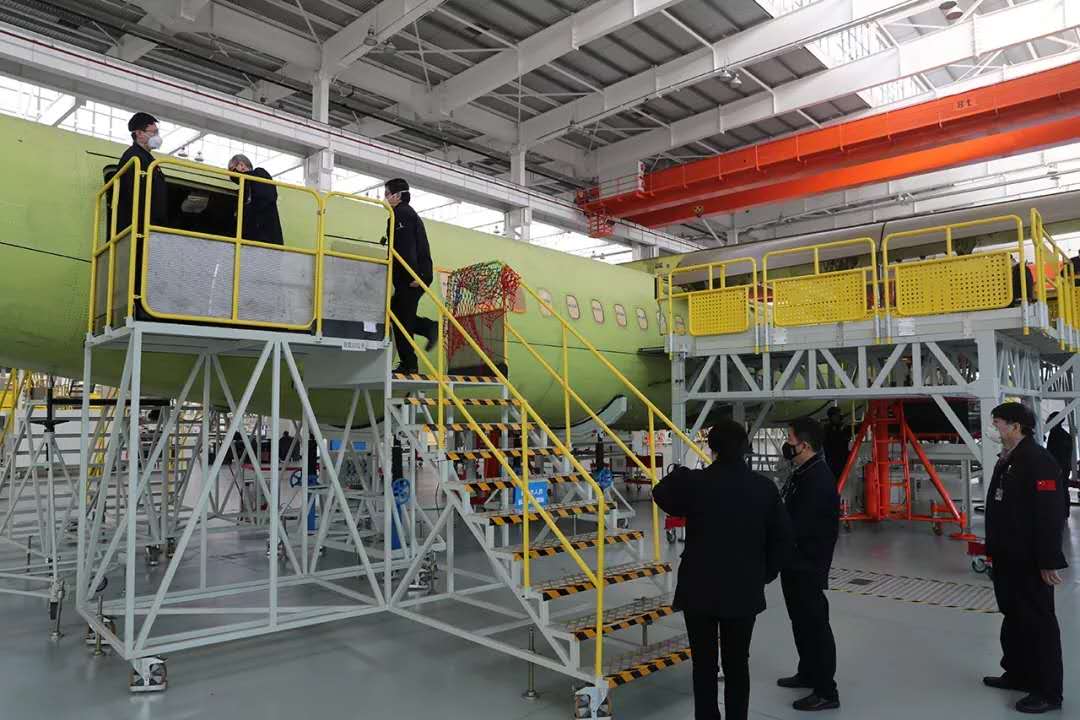 現階段總裝工藝團隊的主要工作圍繞“新舟”700的10001架機，保障機身、機翼的結構完整性，為后續的氣密性實驗做好準備。圖為總裝工藝團隊正在工作中。