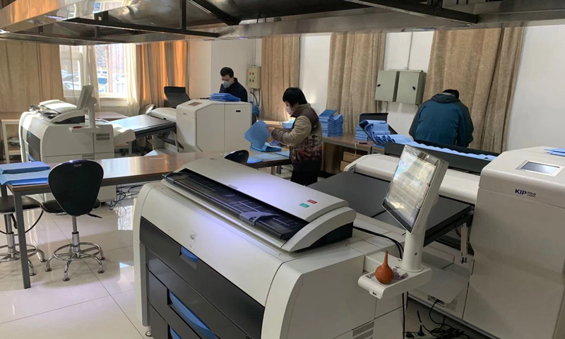 近日，中國化學工程積極組織復工復產，全力以赴保持生產經營穩定運行。中國化學工程所屬賽鼎工程檔案資料部按照公司黨委疫情防控總體要求，根據目前實際工作情況，實行崗位輪班制度。連日來，該部門利用各企業普遍恢復生產延后的空窗期，從繪圖、技驗、掃描、曬圖、發圖、裝訂多個環節集中掃清節前已入庫圖紙的生產任務，確保全面恢復生產后第一時間將圖紙提供業主。