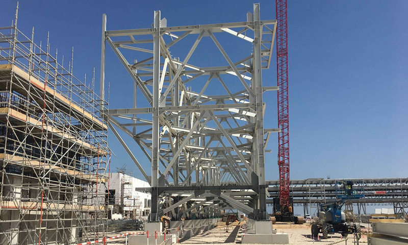 中國化學工程所屬三化建阿曼分公司以實際行動助力打贏疫情防控阻擊戰。近期部分國際航班的取消，導致原計劃新進場人員及休假返回人員60人無法按時進入阿曼。阿曼分公司緊急調配、統籌安排阿曼乙烯和杜庫姆煉油兩個在建項目人員和機械使用，全力確保兩項目施工生產有序有效進行。阿曼乙烯項目現有中國籍員工303人，外籍勞務人員842人。目前，現場施工平穩受控，施工進度已完成99.68%，正全力向機械竣工目標挺進。