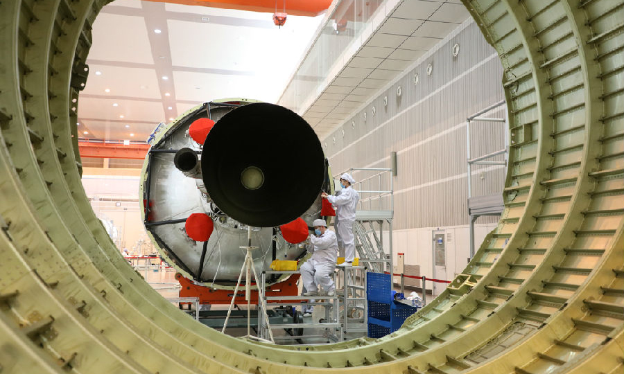 2月10日，航天科技集團基層單位紛紛全面有序復工復產。在新冠肺炎疫情發展尚未出現拐點之時，各單位多管齊下，嚴防嚴控，努力確保員工安全和科研生產兩勝利。圖為一院211廠正在試裝火箭二級伺服機構。（曾一帆 攝）