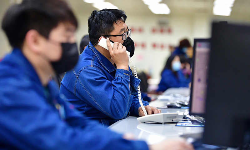 圖為2月12日，蘭州石化公司工作人員在生產崗位上作業。（新華社記者 陳斌 攝）