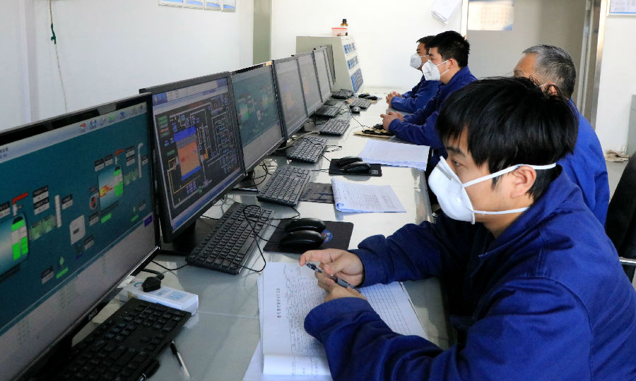 圖為航天科技六院7103廠員工加班保生產。（舒克兢 攝）