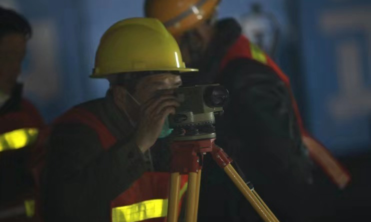 圖為現場施工人員在測量。