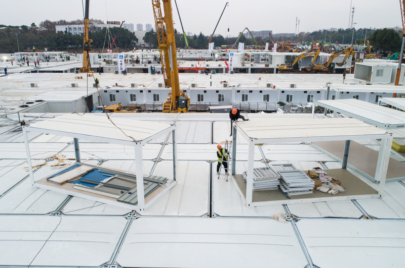 圖為2月1日拍攝的武漢火神山醫院建設工地。（新華社記者 肖藝九 攝）