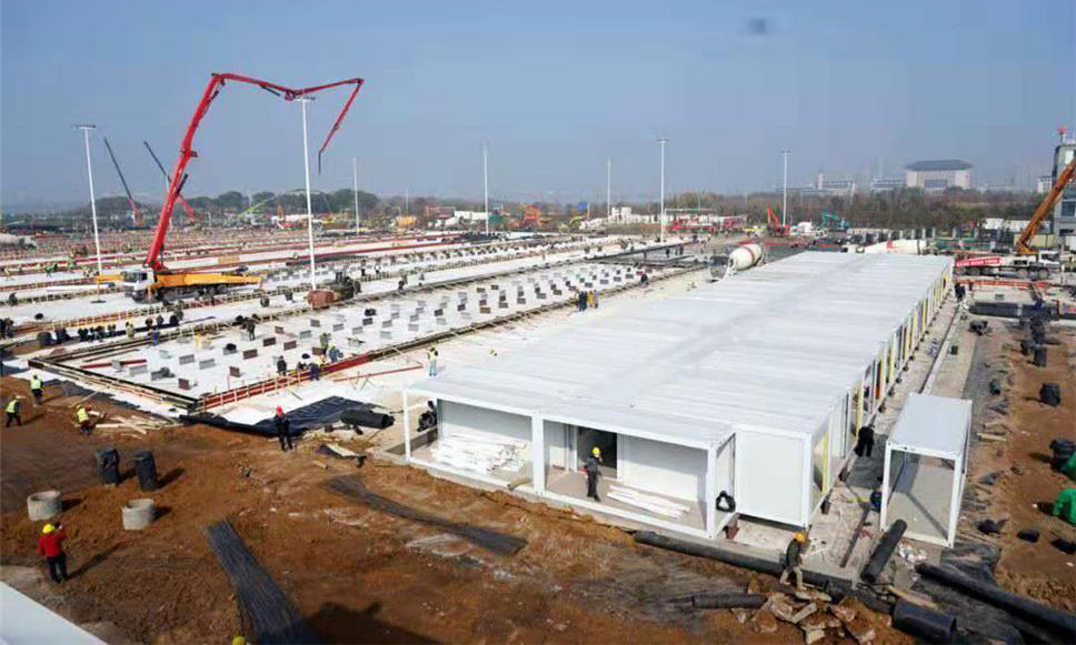 截至1月30日中午12時，中國建筑表示武漢雷神山醫院項目總體建設進度完成40％；武漢火神山醫院項目場地平整、砂石回填、HDPE膜鋪設全部完成。圖為隔離病房區箱式板房現場吊裝完成30間。