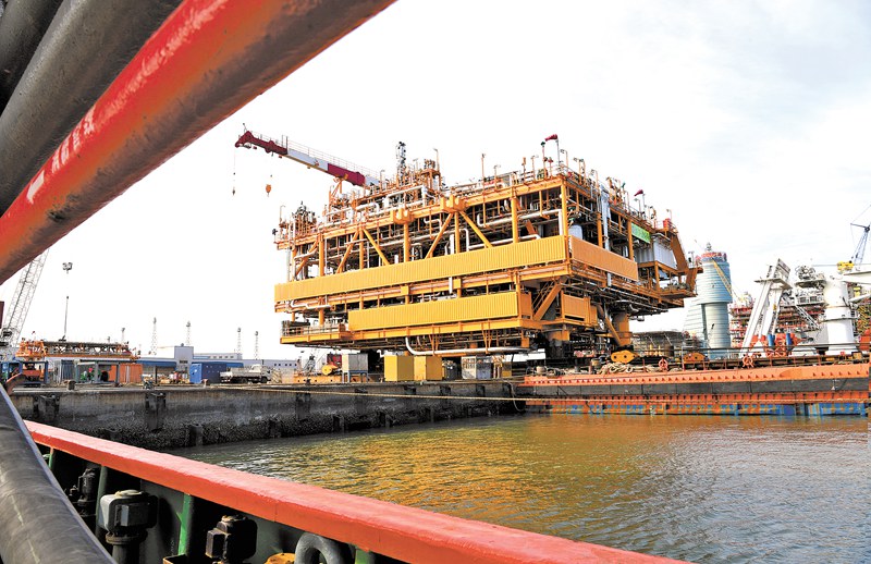 1月16日，中國海油渤中19-6凝析氣田第一個平臺組塊——試驗區開發項目WHPA平臺組塊，已經在渤海石油碼頭順利登船。渤中19-6凝析氣田試驗區開發項目自2018年12月啟動詳細設計以來，完成了1150噸導管架、3260噸組塊及260噸生活樓的設計、采辦和陸地建造工作以及20余公里海管的陸地預制工作。目前，導管架已順利下水就位。1月底，平臺組塊有望完成海上安裝。后續，氣田項目將陸續開展海管及海纜鋪設、聯合調試、鉆完井等工作。