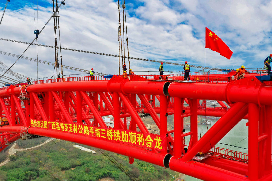 圖為2020年1月10日，平南三橋合龍施工現場。（梁暘善 攝）