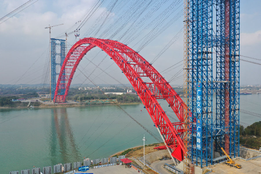 平南三橋預計于2020年底完成橋面系及附屬工程施工，實現通車目標。屆時，平南三橋將成為拱橋發展史上的又一里程碑，再一次向世界證明中國建橋的高超技藝和雄厚實力，成為我國從“橋梁大國”邁向“橋梁強國”的有力見證。圖為平南三橋合龍現場。（梁暘善 攝）