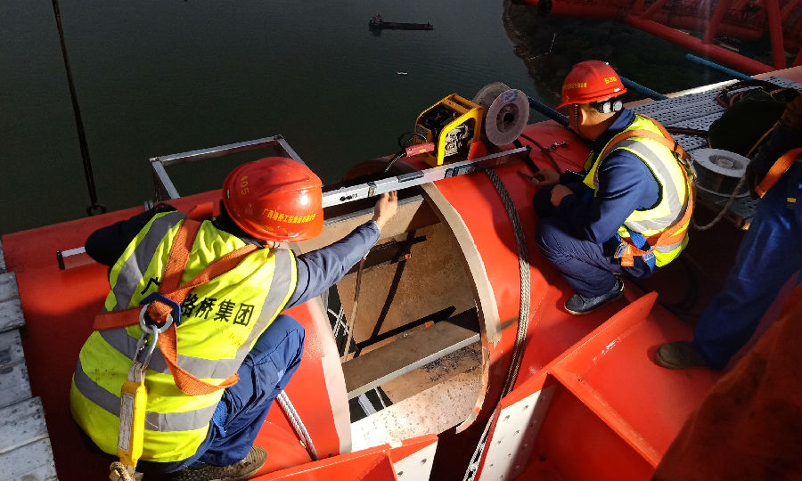 本次主拱實現高精度合龍，合龍口弦管對接誤差小于3毫米，拱軸線橫向偏位小于10毫米，拱圈線形與目標線形偏差小于30毫米，將為更大跨徑拱橋的建造提供可靠的技術支撐。圖為測量人員在進行合龍段數據測量。（梁暘善 攝）