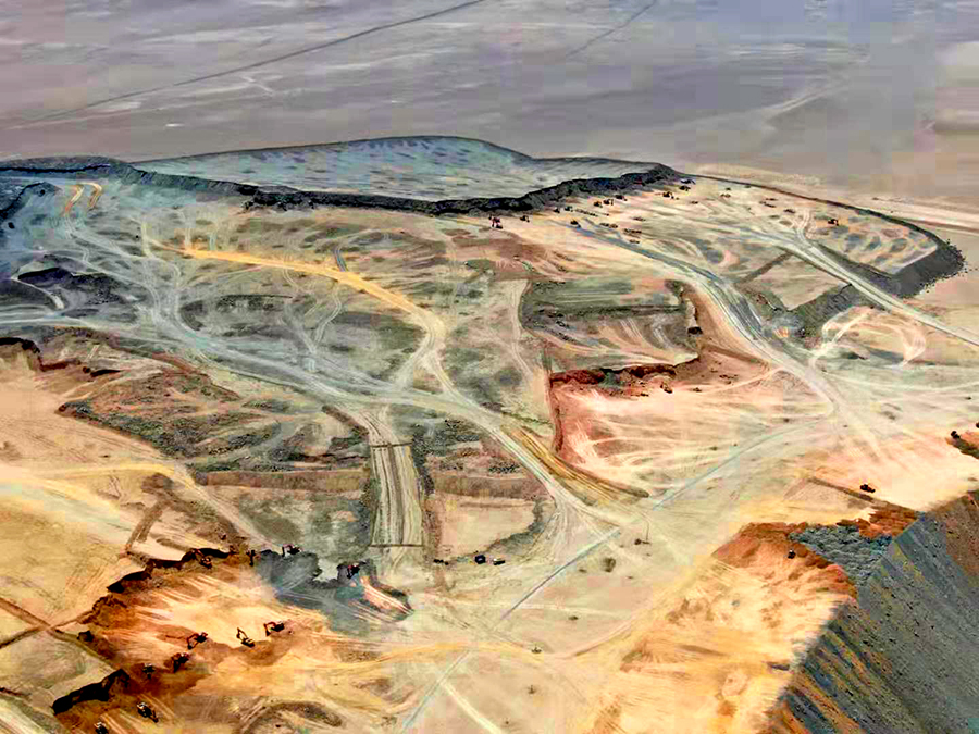 日前，由中國鐵建所屬中鐵十九局礦業公司承建的新疆磁海鐵礦生態環境恢復治理工程順利完工，為國內礦山生態治理提供了寶貴經驗。圖為新疆磁海生態修復工程排土場航拍。