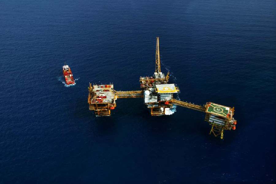 在海南島西南方向91公里的海域，中國海油所屬崖城13-1氣田在冬日里呈現出一幅忙碌“春耕”的景象。作為我國海上發現的第一個千億方級的大氣田，也是我國海上最大合作氣田，崖城13-1氣田曾經的輝煌數不勝數。因為氣源充足，這里的天然氣銷售方案甚至采取了“兩條腿”走路的方式：大部分天然氣銷售到香港供中華電力發電，一部分供應到海南島。圖為崖城13-1氣田。