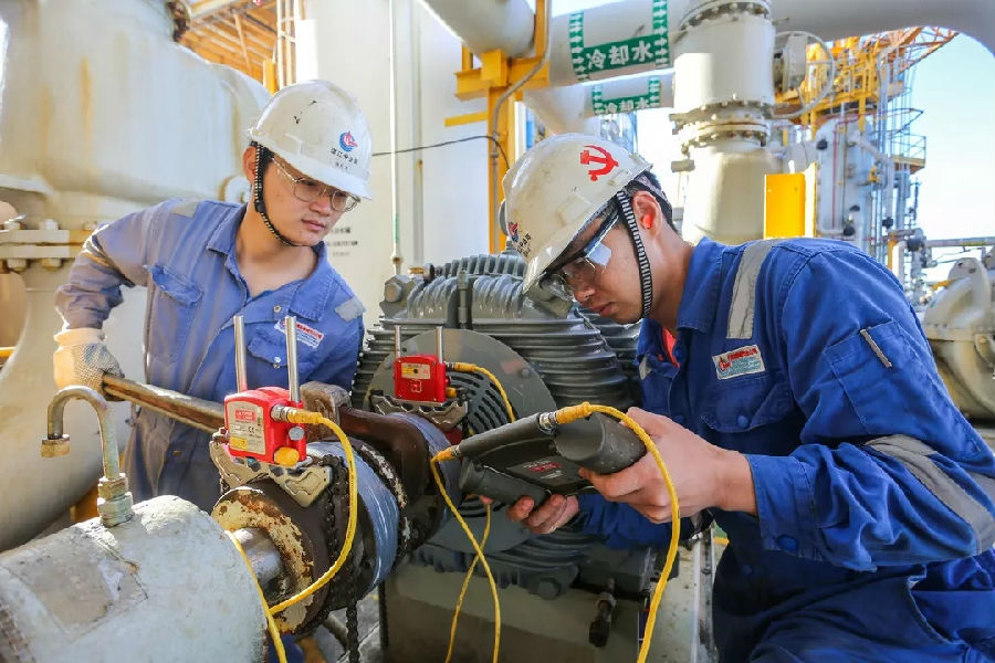 1996年1月，崖城13-1氣田投產并正式向香港供氣。從1996年至今，23年已經過去了，這對于氣田而言已是難得的“高齡”。“高齡”氣田轉型，再現春光的日子越來越近。剛剛乘坐倒班飛機抵達平臺的生產監督陳熾彬，正仔細查看對倒同事在電腦中留下的記錄表格。氣田僅有少量天然氣和伴生的凝析油供往海南，生產計劃必須慎之又慎，才能最大程度減少能量損耗。圖為作業人員對天然氣冷卻系統進行維保。
