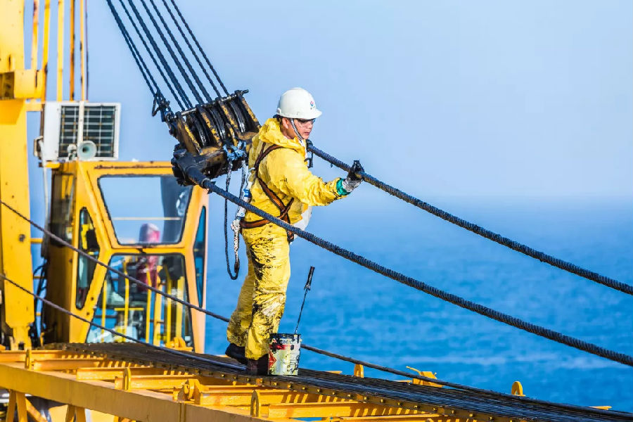 身在現場的安全監督李平平一刻都不敢放松，接入東方13-2氣田氣源改造項目是過去一年崖城13-1氣田最受關注的施工項目。如今，改造已進入收尾階段，更是由不得半點馬虎。這是崖城13-1氣田獲新生的好機會。改造結束后，東方13-2氣田將與崖城13-1氣田的處理平臺相連通，剛從地下開采出來的天然氣在這里經過精細處理，通過海底管道直達陸地。圖為作業人員對吊機鋼絲繩進行保養。