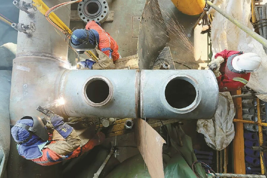 崖城13-1氣田也將轉變為海上處理中樞，用自己二十余年的經驗引導新投產油氣田更好地服務于千千萬萬的居民。圖為崖城13-1氣田接入東方13-2氣田氣源改造項目現場。