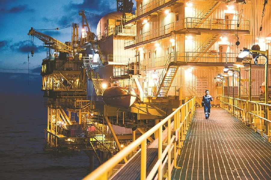 在安全監督李平平腳下，一條長達778公里的海底管道直通香港終端，崖城人稱之為氣田最寶貴的財富之一。滾滾天然氣正是通過這條管道，向香港輸送著源源不斷的能源。中國海油始終致力于更好地服務粵港澳大灣區建設，不斷追求穩產增產，積極保障清潔能源供應，為粵港澳大灣區建設持續注入“綠色動力”。圖為夜班人員加密巡檢。