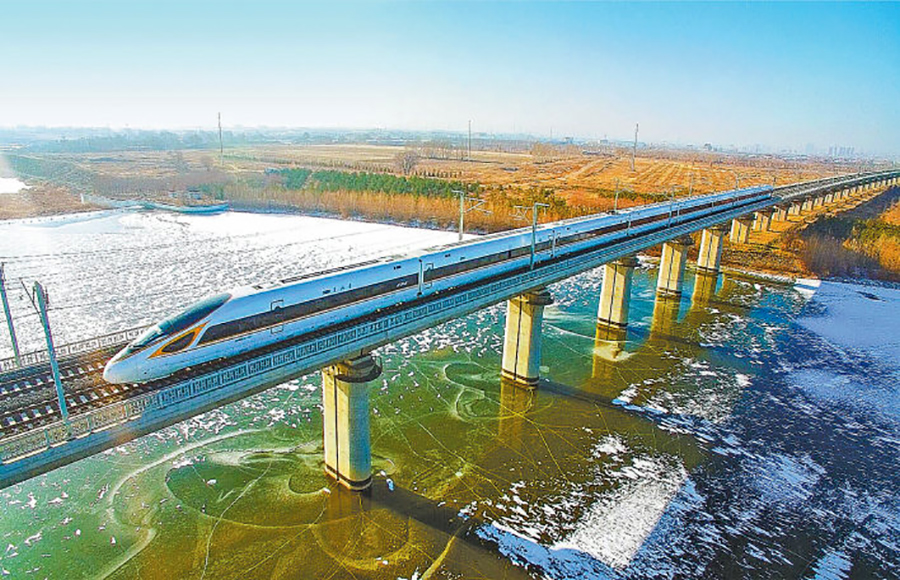2019年12月30日，由中國鐵建所屬中鐵十一局、中鐵十二局、中鐵十七局、中鐵十九局等單位參建的內蒙古自治區首條高鐵——張家口至呼和浩特高鐵全線開通運營。張呼客運專線與張家口至北京城際鐵路、呼和浩特至鄂爾多斯快速客貨混跑鐵路等項目共同構成內蒙古中西部地區進京快速客運通道。該通道建成后，從呼和浩特、包頭、鄂爾多斯至北京快速客運列車可實現1小時到2個小時到達。圖為動車組列車駛過霸王河特大橋。（郭丹 攝）