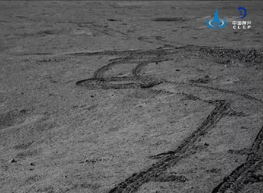 嫦娥四號著陸器和“玉兔二號”巡視器分別于2020年1月2日14時11分和20時30分完成第十三月晝工作，按地面指令完成月夜模式設置，順利進入月夜休眠。在自主喚醒的第十三個月晝，嫦娥四號著陸器上月球中子及輻射劑量探測儀、低頻射電譜儀按計劃開機工作，開展既定的科學探測。“玉兔二號”月球車在巡視期間對多個探測點進行科學探測工作，搭載的紅外光譜儀對一枚月表石塊進行了成像和紅外探測，全景相機、中性原子探測儀、測月雷達獲得了大量科學探測數據。截至目前，“玉兔二號”月球車累計行駛357.695米。