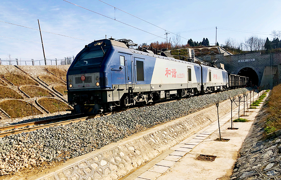 據悉，隨著陽安鐵路二線建成通車，全線運輸能力從2000萬噸提高到8000萬噸，對促進陜南地區發展乃至提高我國西南地區運輸能力具有重要意義。圖為列車通過中鐵十四局承建的磨子橋一號隧道。（尹婷 攝）