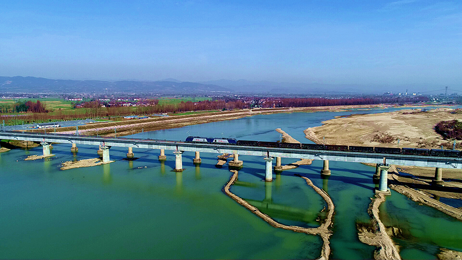 2019年12月27日，由中國鐵建所屬鐵一院設計，中鐵十一局、中鐵十二局、中鐵十四局、中鐵二十局、中鐵二十五局、中鐵建電氣化局等單位參建的陜南鐵路大動脈陽（平關）安（康）鐵路二線順利開通。圖為列車駛過中鐵十四局承建的洋縣漢江特大橋。（肖永順 攝）