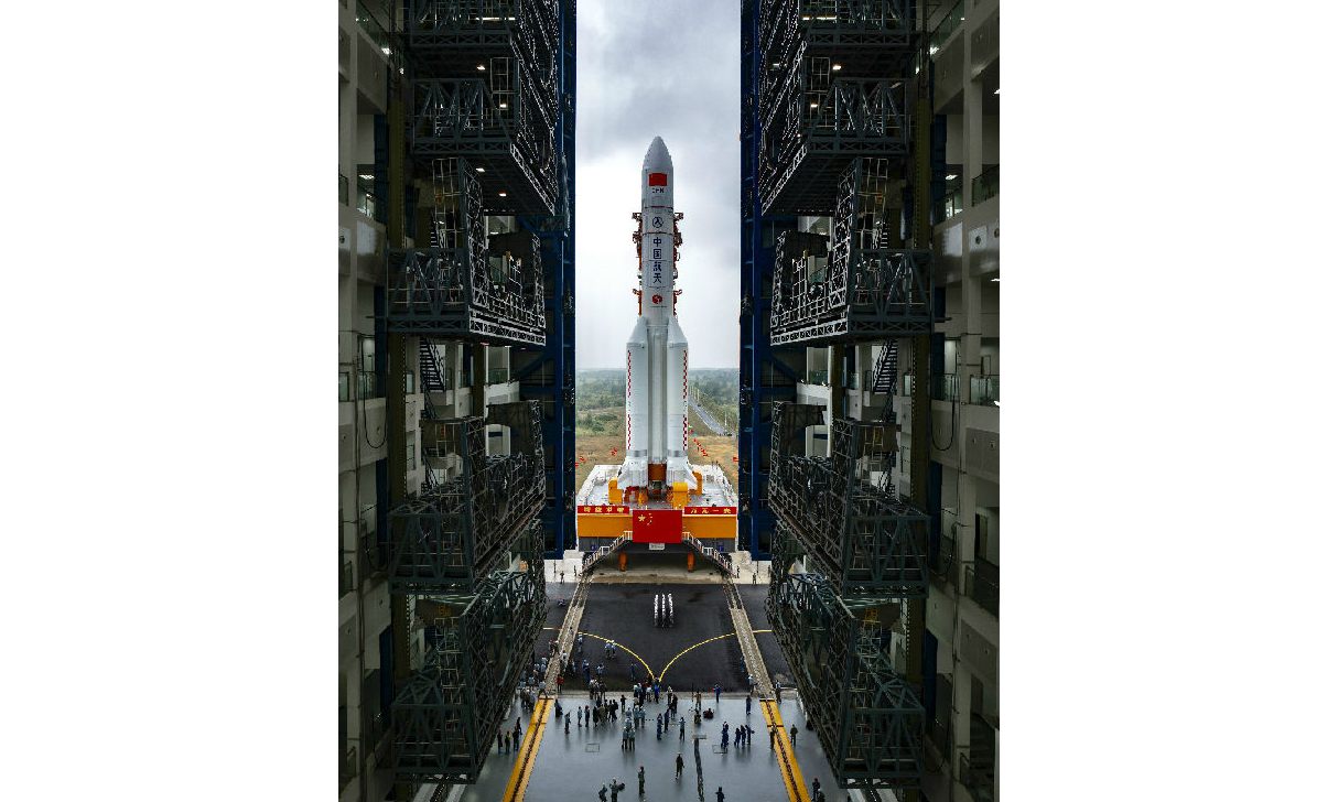 圖為2019年12月，長五遙三運載火箭完成垂直轉運。