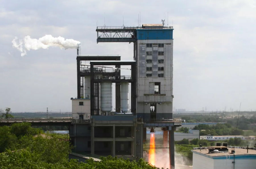 圖為2019年6月，YF-77氫氧發動機在進行試車。