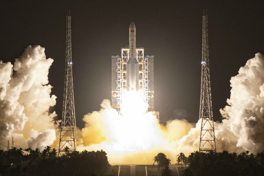 金色巨焰，映透山海。2019年12月27日20時45分，長征五號遙三運載火箭在中國文昌航天發射場點火升空，2000多秒后，與實踐二十號衛星成功分離，將衛星送入預定軌道，任務取得圓滿成功，這是長征系列運載火箭第323次發射。回首2019年，長征五號遙三運載火箭研制團隊一直堅守崗位，工作嚴謹細致，確保火箭發射萬無一失。圖為2019年12月27日，長征五號遙三運載火箭發射現場。