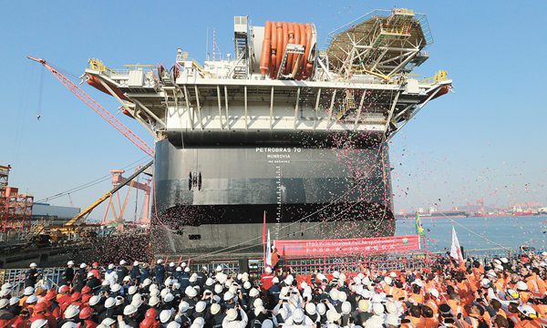 2019年12月，由我國自主集成的世界最大噸位級FPSO（海上浮式生產儲卸油裝置）P70在青島成功交付巴西業主，這也是繼去年P67后中國海油又一艘世界級FPSO成功實現交付。圖為12月3日，800余名參與建設人員共同見證并慶祝P70完工交付。
