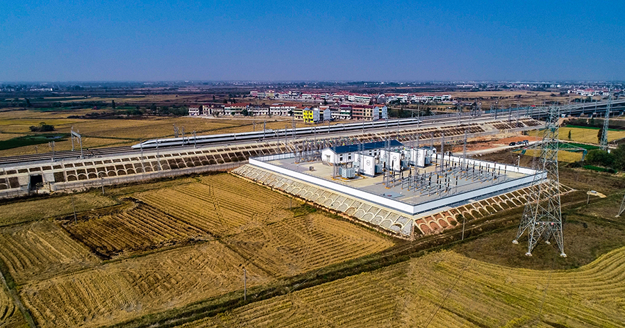 科技創新，智能出行，昌贛高鐵是一條特色標桿之路。它3跨贛江，3并京九鐵路，6跨京九鐵路，全長2.15公里的贛州贛江特大橋具有“水深、樁長、塔高、大跨”的特點。該橋主跨長300米，是國內首座設計時速350公里大跨度高速鐵路斜拉橋，實現了高速列車通過大跨度（300米）斜拉橋按時速350公里不限速通過；萬安隧道全長13.928公里，是江西最長的隧道。建設中穿越了18條斷層、15個褶皺帶，采用機械化配套施工，克服了圍巖裂隙水極發育、施工溫度高、通風效果差等難題，保證了全隧道按原計劃順利貫通。圖為昌贛高鐵通車運營。