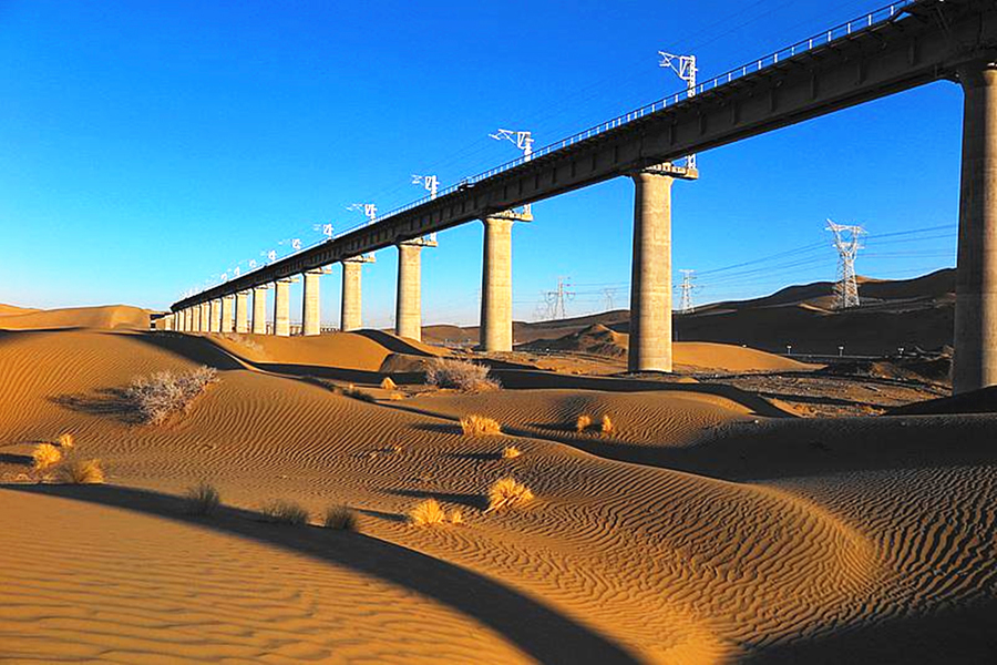 敦格鐵路開通后，新疆與西藏之間的鐵路交通將不再繞行蘭州，其運輸距離至少縮短1100公里。該鐵路成為青藏鐵路與蘭新鐵路之間的重要連接線，并與蘭青鐵路共同構成我國西北地區首條環形閉合鐵路交通網。圖為生態恢復實景圖。（金偉 攝）