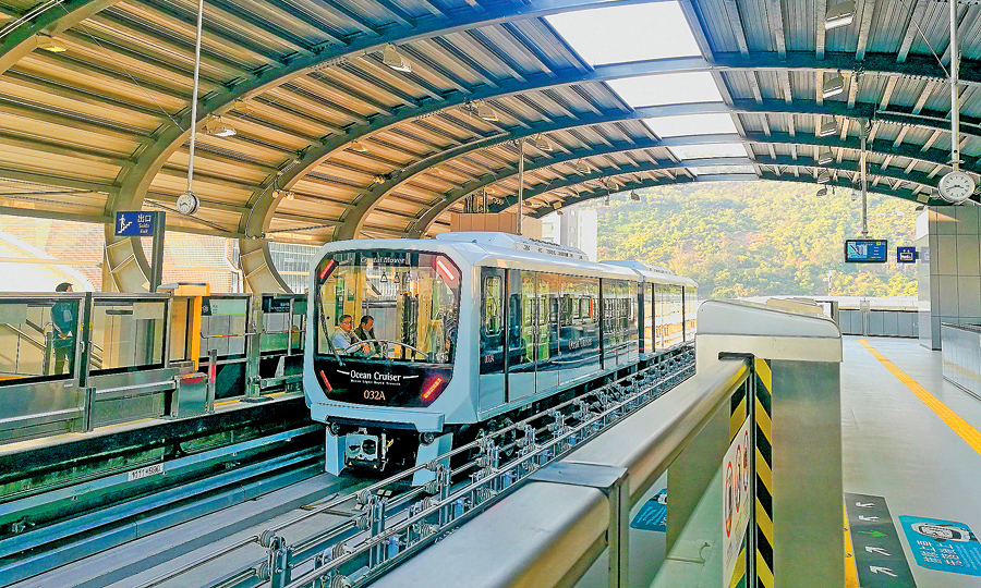 日前，由中國鐵建所屬中國土木、中鐵十五局共同參與建設的澳門首個軌道交通項目——澳門輕軌氹仔線正式投入運營。作為澳門陸地交通運輸的重要組成部分，輕軌氹仔線的投入運營，將優化澳門的交通配套設施，提升居民的生活質量。圖為由中鐵十五局施工的澳門輕軌C370標段科大站。（王曉彬 攝）