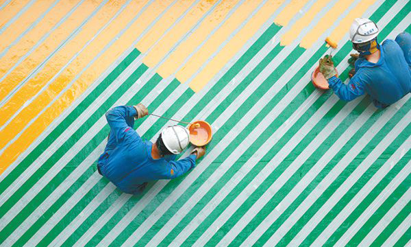 入冬以來， 中國海油潿洲11-1N平臺對平臺吊裝區域進行整體防腐。為了區分該區域，海上“ 粉刷匠”別出心裁，在綠色的甲板面上畫出條條黃線，從空中看去猶如“ 五線譜”般。海上“ 粉刷匠”用雙手為平臺創造了一個更美麗安全的吊裝環境。