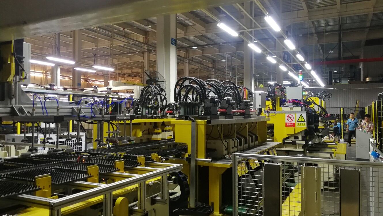 日前，航天科技一院北京裝備公司研制出達到國際先進水平的國產高端冰箱門殼生產線，該條生產線已交付國內知名冰箱企業，進入試生產階段。這標志著航天科技在高端家電鈑金智能裝備制造領域實現了技術新突破。該生產線全程自動化，是一條高柔性全自動成型線，超越了只能生產一種冰箱門殼的傳統生產模式，可實現不同尺寸范圍和不同形狀、截面的產品的自動換型。圖為生產線現場。