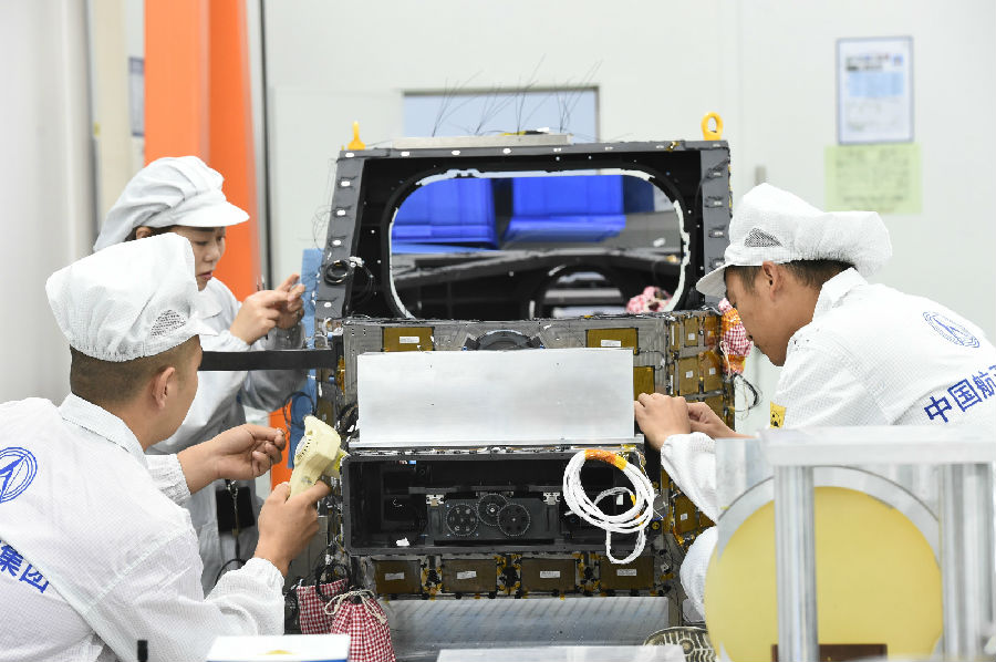 近日，由航天科技五院508所研制的可見/近紅外相機進入定焦測試階段。該相機將廣泛應用于自然資源部1∶5萬比例尺遙感圖像數據獲取、國內外礦產資源勘探、地質環境檢測和建立全球基礎地理信息庫等業務。該相機研制團隊不斷創新研發模式，優化、細化鏡頭研制流程，采用鏡頭裝調與熱控、總裝工作穿插并行的工作方式，高效開展相機研制工作，效率提升近30%。圖為電裝人員正在進行定焦測試前的熱控走線。