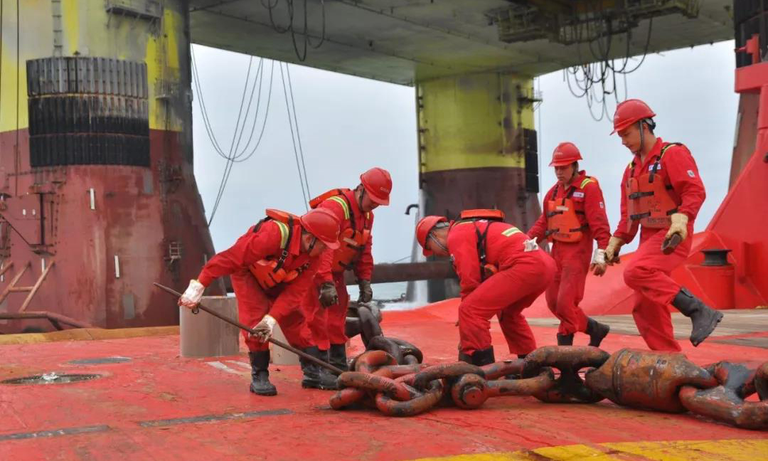 這巨大無比的錨鏈，穩住了作為“巨人”的鉆井平臺。由于風、浪、流，可能來自不同方向，鉆井平臺一般采用像花兒一樣（呈輻射狀）的多點錨泊系統。錨泊定位水深通常可達200至300米，更大的水深則可用索或上段為索、下段為鏈的索鏈組合系統，其水深可達800至900米。但要想進軍更深海域，錨泊定位就不夠用了。圖為錨泊定位示意圖。