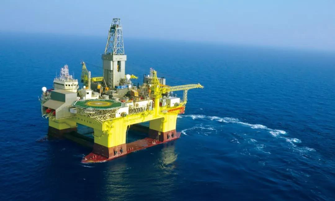 第三種是動力定位。相比于傳統錨泊定位方式，動力定位可以實現不用錨系而自動保持海上浮動裝置的定位，不僅減少了復雜的拋錨工序，而且工作的水深亦不受錨系長度的限制，可以在水深大于1000米的深度進行工作。擁有動力定位的半潛式鉆井平臺底部裝有巨大的水下推進器，擁有自航能力。