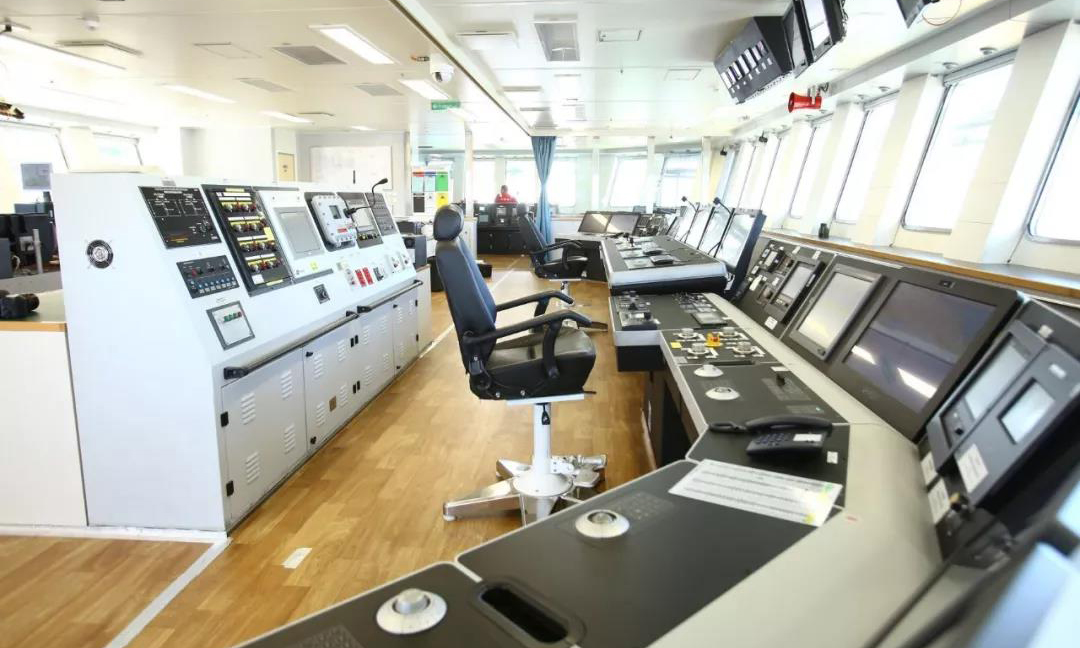 出于經濟性考量，許多半潛式鉆井平臺同時配備動力定位系統和錨泊定位系統，淺水時用錨泊定位，深水時用動力定位，或以錨泊定位為主，大風浪時使用動力定位協助等方式，實現勘探作業的最優性價比。多年來，中國海油構建起從淺水到深海的全海域作業體系，鉆井裝備日夜奮戰在祖國的各個海域，為保障國家能源安全而不懈奮斗。圖為“海洋石油982”動力定位設備。