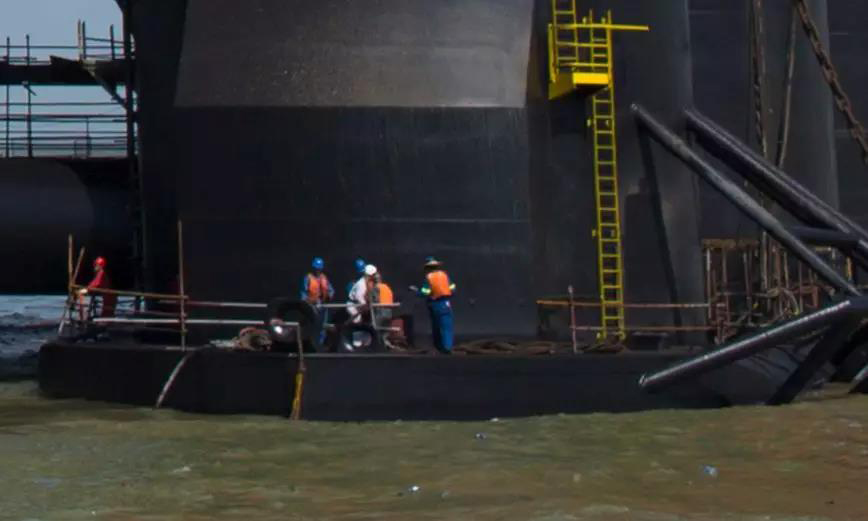 鉆井平臺“漂”在海上的方式大致上可以分為三種：第一種，鉆井平臺根本就不是漂著的，而是“長腿”站在海里；第二種，鉆井平臺雖然是漂著，但是有許多錨鏈進行固定；第三種，鉆井平臺真正漂在海上，并且用自己的動力來對抗水流，防止自己漂走。這三種形式都通過不同的方式來定位。圖為載著鉆井平臺的船。