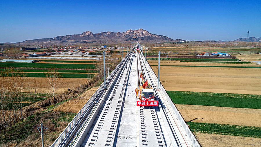 自2018年6月27日鋪軌以來，中國鐵建建設者攻克了25‰大坡度鋪軌、小曲線轉彎、冬季鋪軌等難題，完成了4次鋪軌機調頭、11次轉線、6次大坡度鋪軌施工任務，創造了日鋪軌12公里、單機單日焊軌14公里、放散鎖定7.5公里的紀錄。圖為中鐵十四局完成日蘭高鐵日臨段鋪軌任務現場。