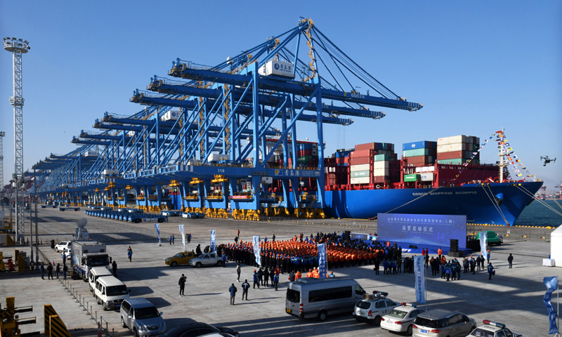 11月28日，山東港口青島港全自動化碼頭（二期）投產運營。該項目推出了山東港口自主研發、集成創新的氫動力自動化軌道吊、5G+自動化技術等6項全球首創科技成果。圖為青島港全自動化碼頭（二期）投產運營儀式現場。（新華社記者 李紫恒 攝）