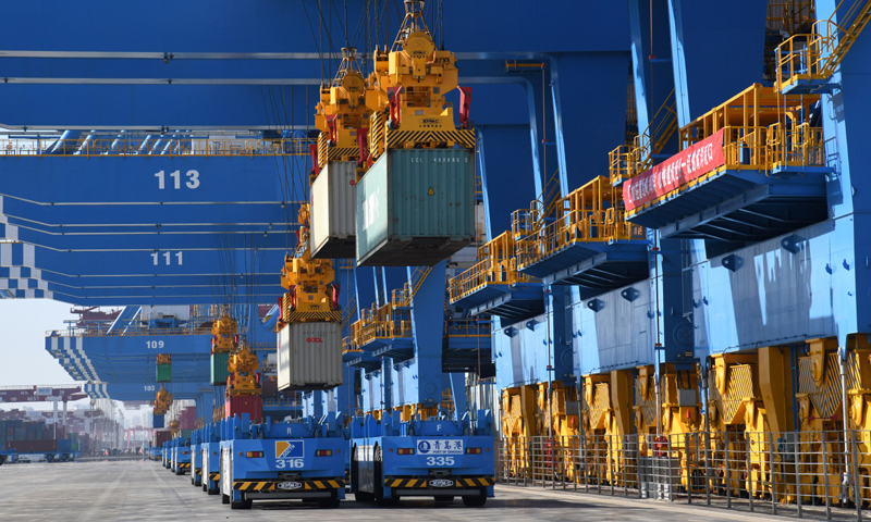 圖為11月28日，青島港全自動化碼頭（二期）現場，自動導引車在等候裝運集裝箱。（新華社記者 李紫恒 攝）