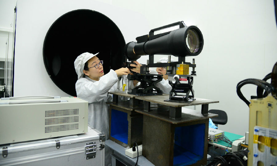 日前，“資源一號”02E衛星可見近紅外相機正處于總裝階段，目前已順利完成定焦及雙通道配準工作。“資源一號”02E衛星為中等分辨率寬幅光學衛星，是“資源一號”02D衛星的后續星。圖為航天科技研制人員正在進行相機配準工作。