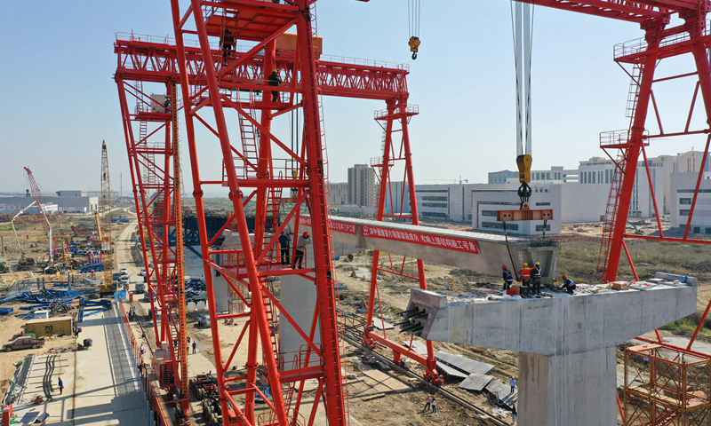 圖為11月21日，中鐵大橋局施工人員在中山市翠亨新區架設深中通道首片箱梁。（新華社記者 劉大偉 攝）