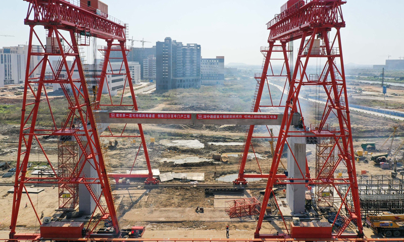 圖為11月21日，中鐵大橋局施工人員在中山市翠亨新區架設深中通道首片箱梁。（新華社記者 劉大偉 攝）