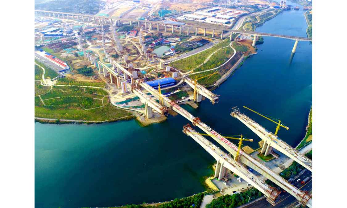 11月8日，中鐵二十五局承建的渝懷鐵路增建二線全線控制性工程——舞水灣灘特大橋3號橋順利合龍。該橋所屬的3座橋為跨度168米的連續剛構橋，需在相距不足100米的范圍內同時施工，并排跨越連續轉彎超過180度的急彎河道和多處市政道路，屬國內首次。圖為舞水灣灘特大橋3號橋完成合龍。（張晶 攝）